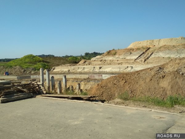 насыпь под будущий путепровод от Шубино к участкам