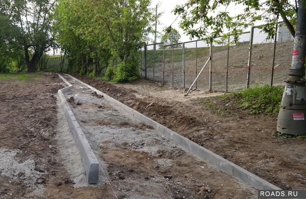Тротуар уже колеи трактора, реконструкция стоянки, парковка на встречке