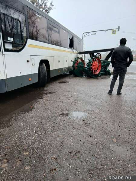 Мострансавто сбил трактор-памятник 2.jpg