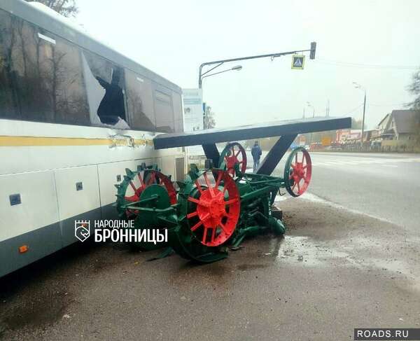 Мострансавто сбил трактор-памятник.jpg