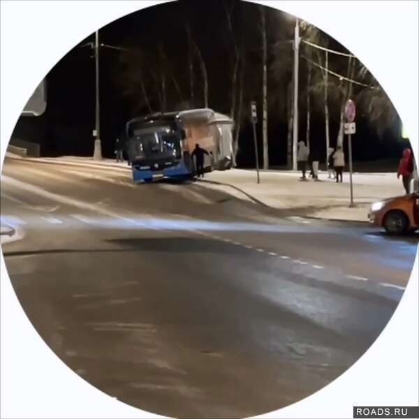 Электробус протаранил остановку в Н. Москве